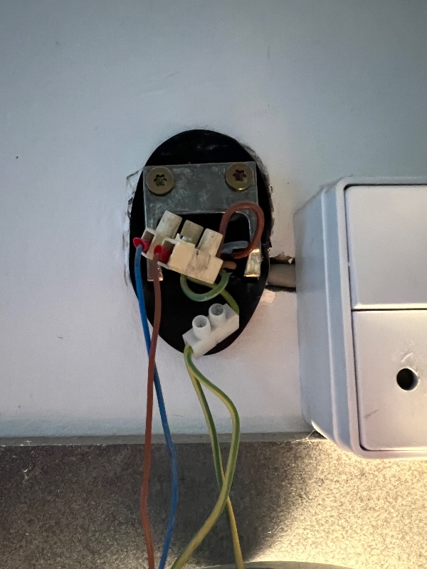 Elektriker til skift a ventilator, opsætning af spot i loft og lampe over vask