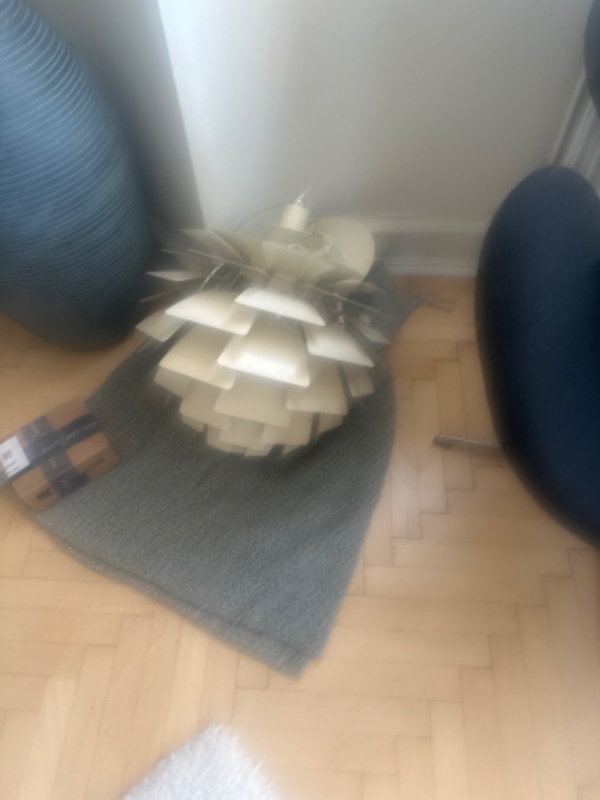 Opsætning g af koglen - lampe, samt ophæng af 5 billeder og fastsættelse af ledning langs dør