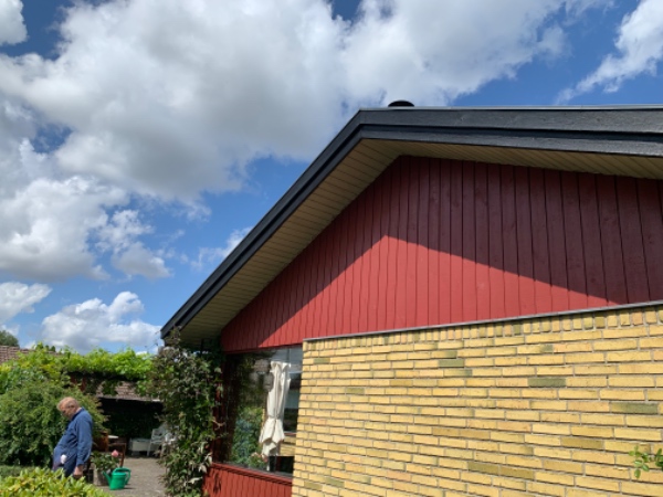 Maling af udhængsbrædder på parcelhus i Haslev