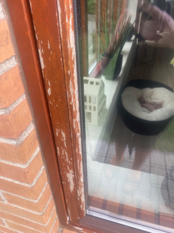 Slibning og maling af mahogni vinduer