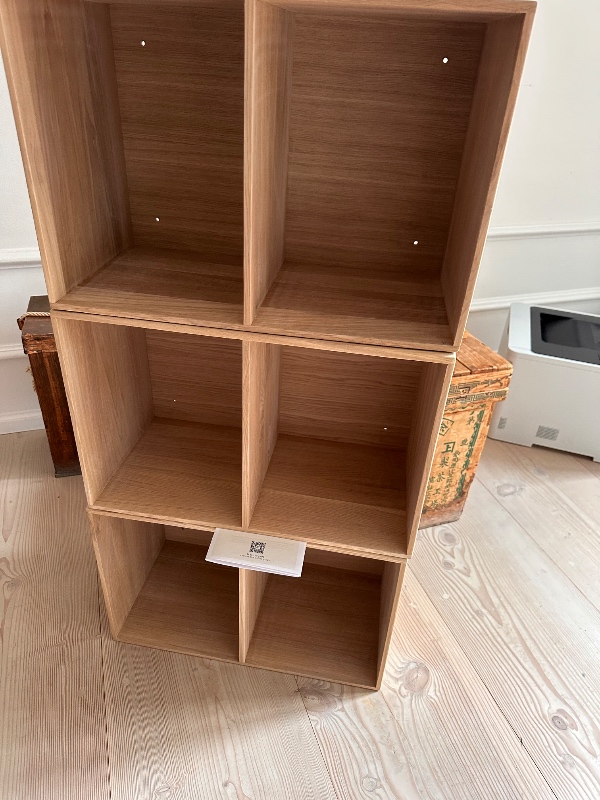 Opsætning af 3 Sorø Hylder fra FDB møbler samt opsætning af tre bogkasser.