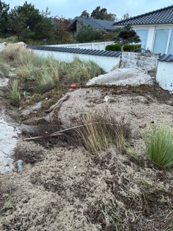 Grave sand væk fra mur