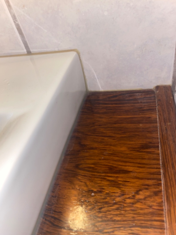 Fjerne et badeværelsesmøbel og opsætning af nyt. Samt hylder