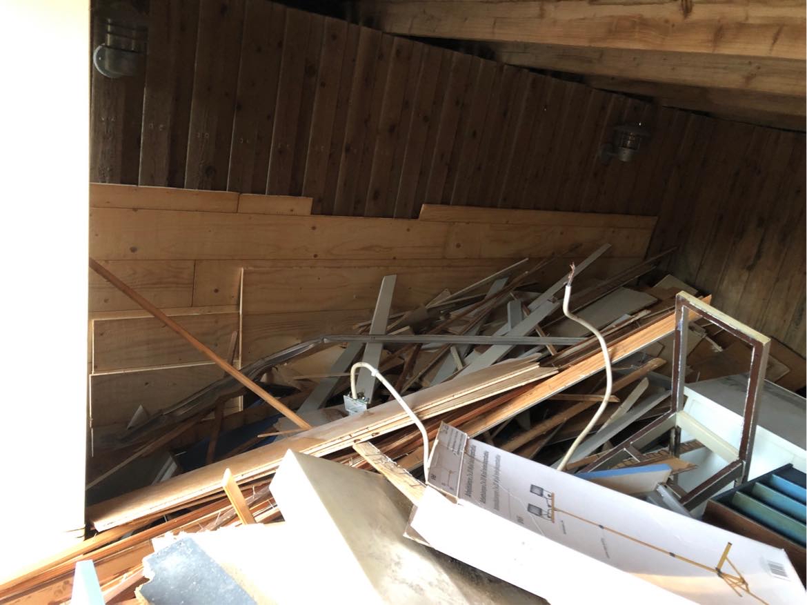 Hjælp til at fjerne nogle sager efter renovering af hus, en bunke leca beton en bunke træ pblidt forbskelling