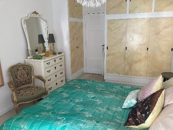 Fjerne gammelt væg til væg tæppe og monterer nyt væg til væg tæppe i soveværelse ca. 15 kvm