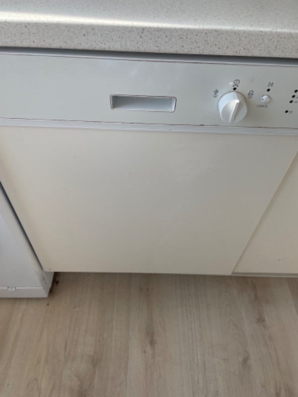 Afmontering og bortskaffelse af en integreret opvaskemaskine