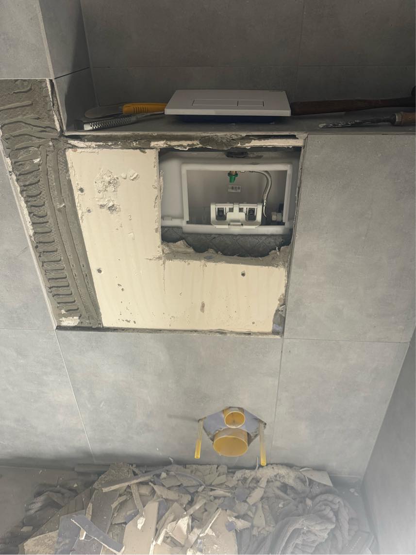 Opsætning af enkelt 60X60 flise efter reparation ved cisterne