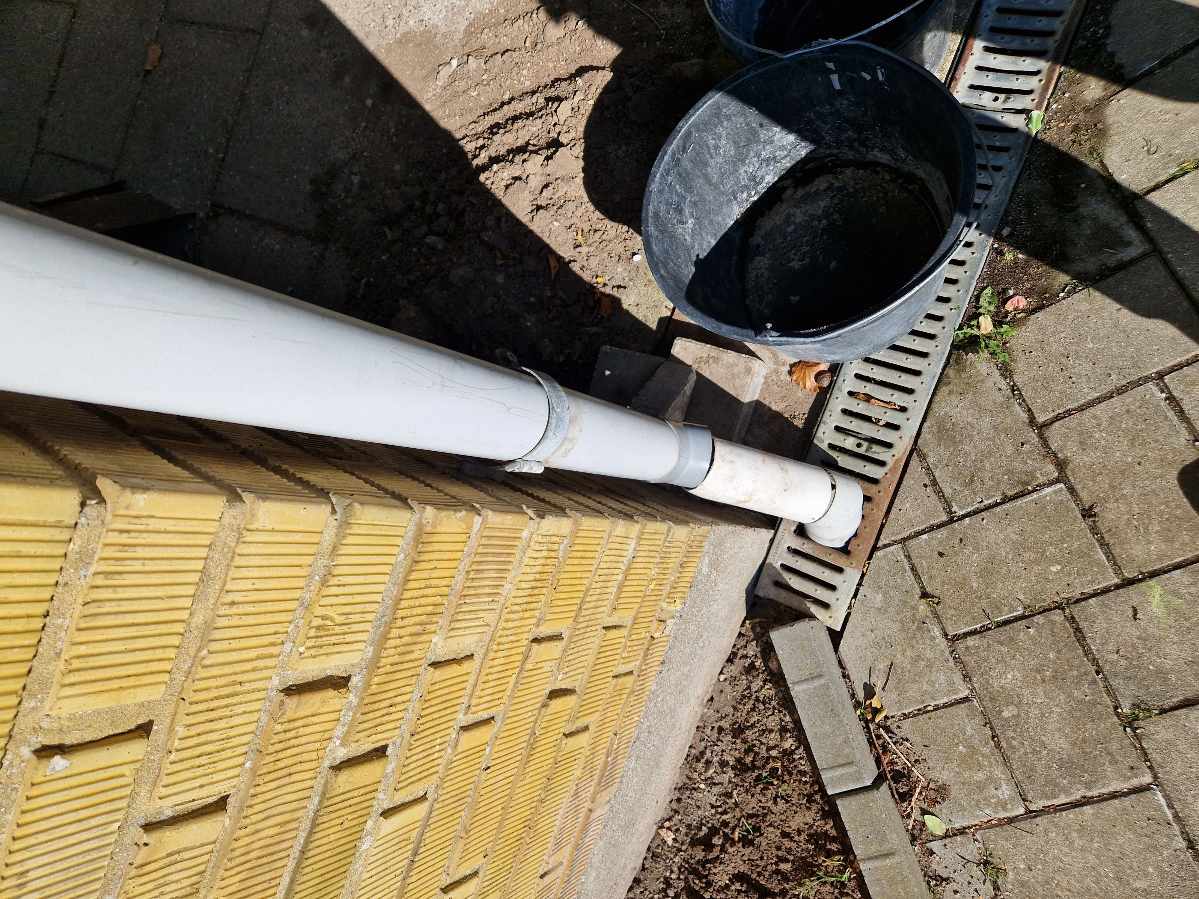 Hjælp til at få lavet nyt nedløbsrør + skiftet en enkelt tagrende.