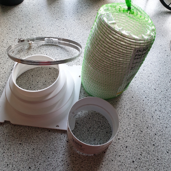 Skal have monteret en flexslange fra emhætte til lofttudsugning