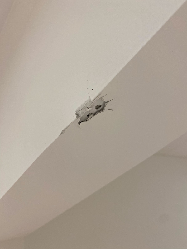 Lamper fastgøres til væg, pære i lampe hvor fatning sidder fast skal ud, liste på egetræsdør skal