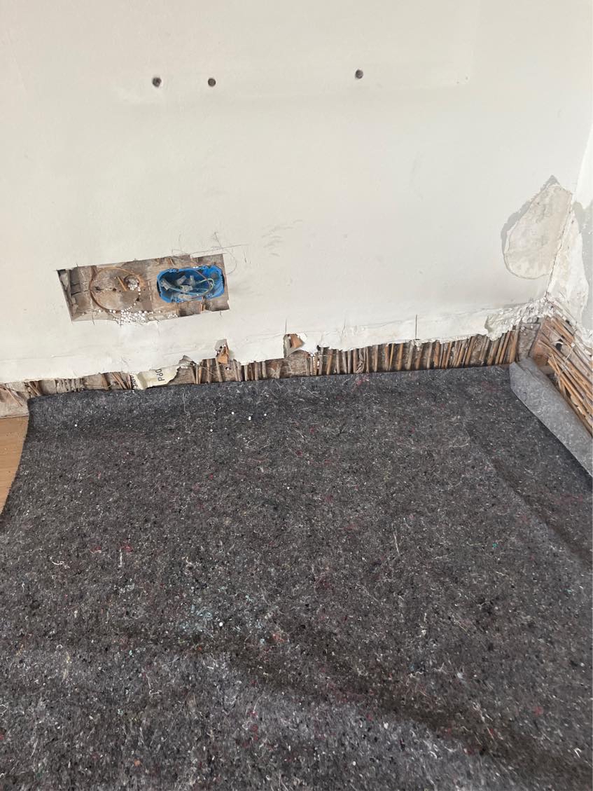 Pudse vægge med gipspuds, slibe efter og sætte gasvæv op. 4 vægge i børneværelse, ialt ca 30kvm overflade.