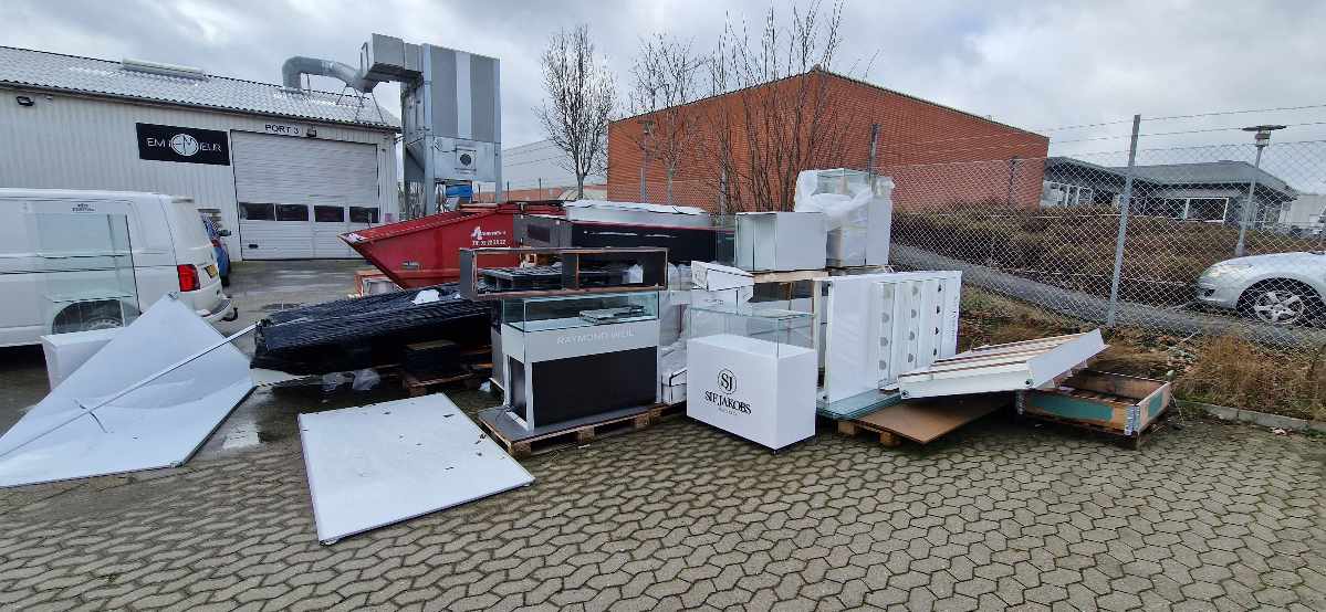 Bortskaffelse af gammelt butiksinventar.