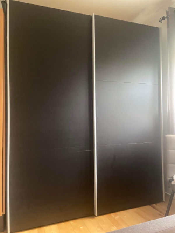 Skille en sengeramme ad, samt et stort klædeskab