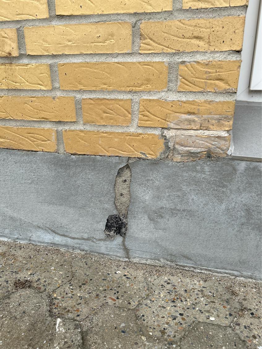 Murer-arbejde: Løs mursten og enkelte skader på sokkel og trappe skal udbedres