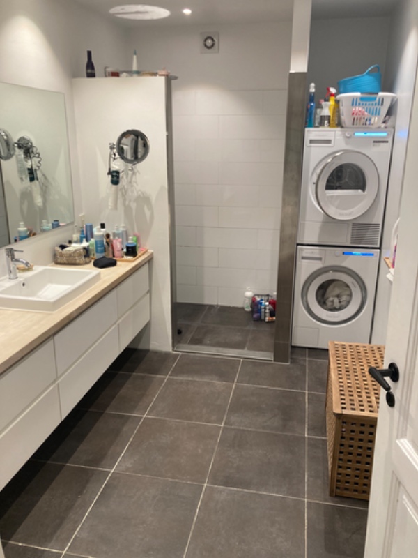 Nye fliser i brusekabine og gulv