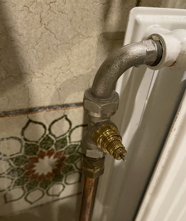 Efterse radiator og udskifte ventil/pakdåse