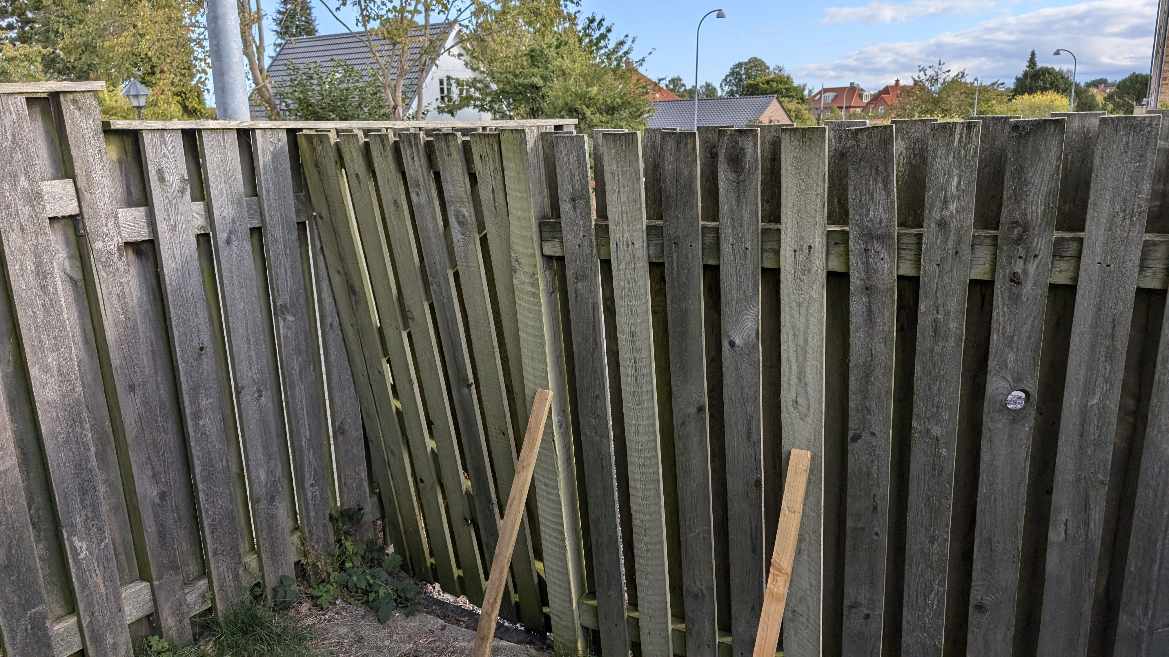 10 meter Nyt hegn med låge - inklusiv nedtagning af det gamle