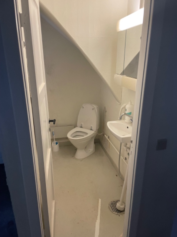 Fjern tapet og bank udvendig fugt plamager af i kølderrum