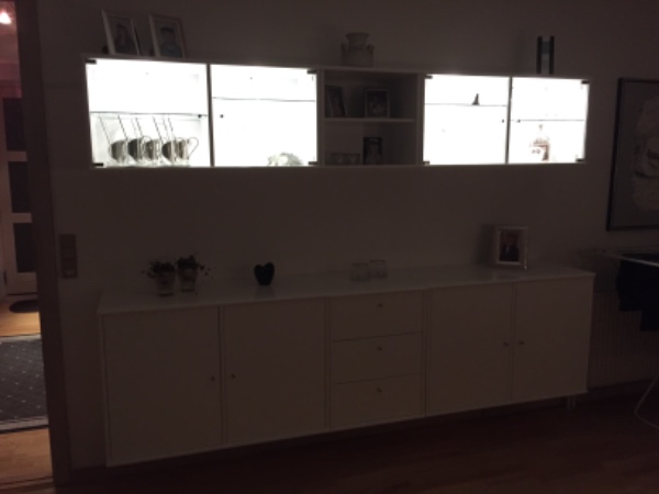 Opsætning af lampe over spisebord samt tilretning af reolsystem hvor midter sektion sidder skævt.