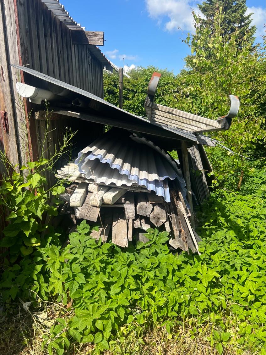 Nedlægning af skur + afhentning af det og have affald