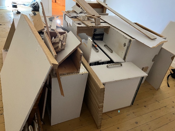 Bære afmonteret køkken ned fra 4. sal og på genbrugsplads