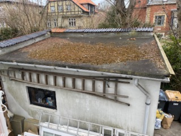 Ny tagkonstruktion og tagpap på muret cykelskur