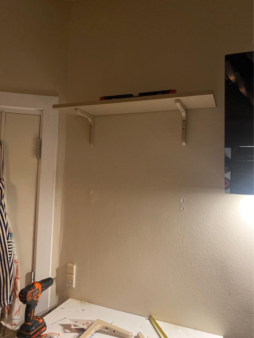 Hjælp til at hænge hylder + hyldeknægte op i murstensmur