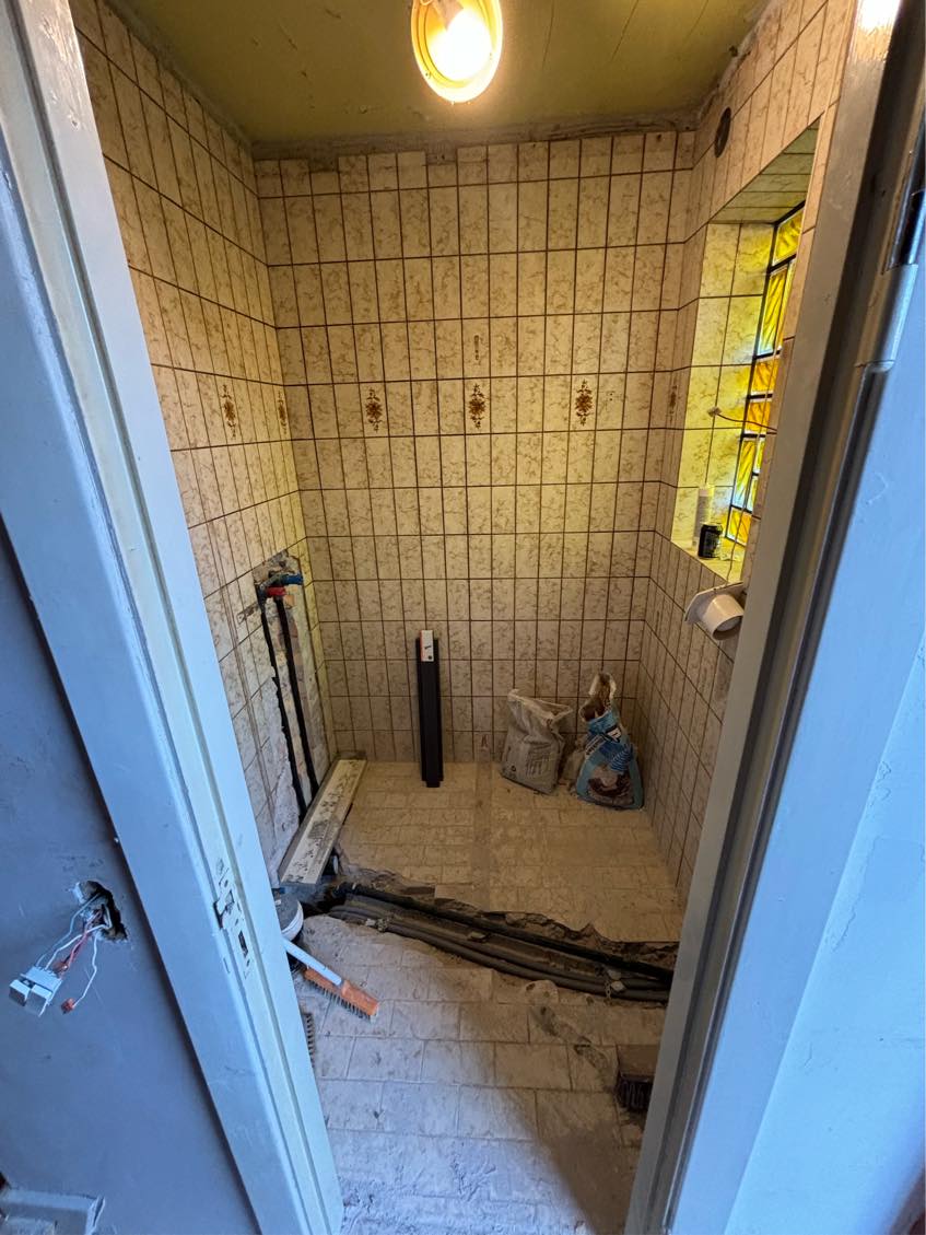 Opsætning af fliser på badeværelse