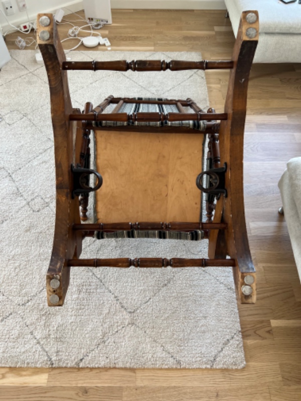 Restaurering af gyngestol