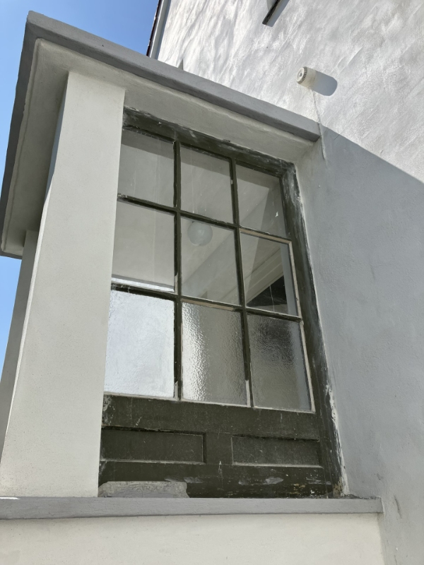 Maling af vindueskarme/træ omkring glas i vindfang.