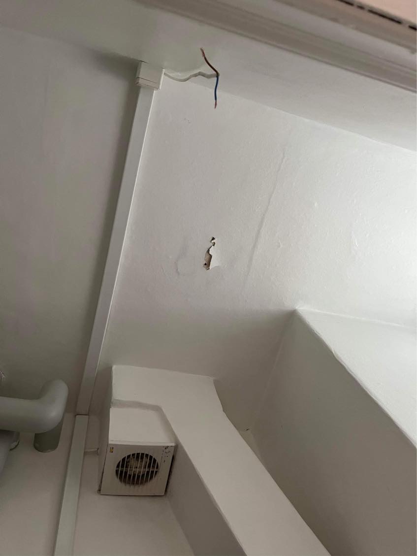 Sætte lampe op på badeværelse