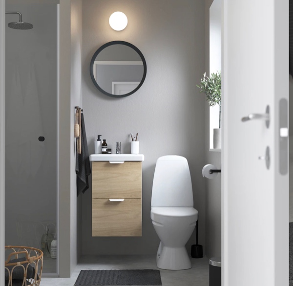 Installering af radiatorskjuler + badeværelsesmøbel