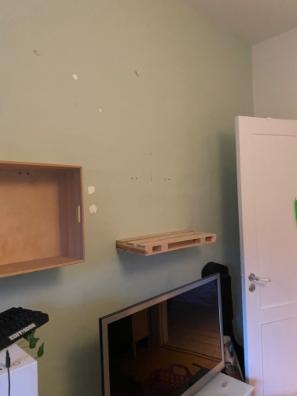 Nedtage hylder, spartle og male høj væg