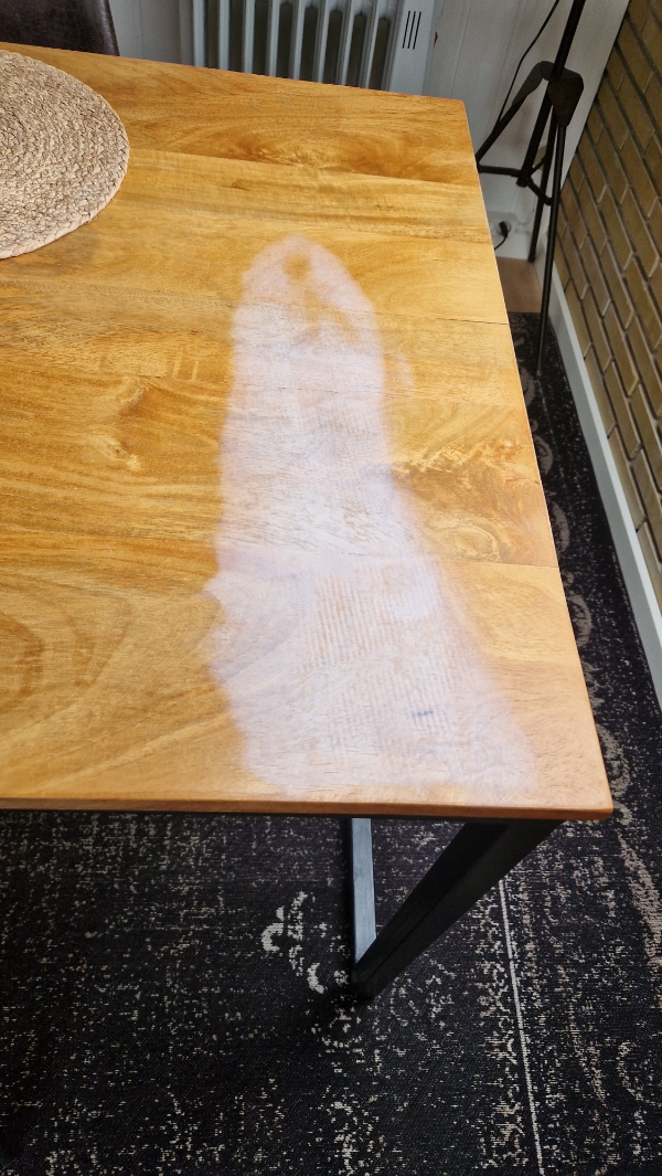 Afslibning og lakering af bordplade