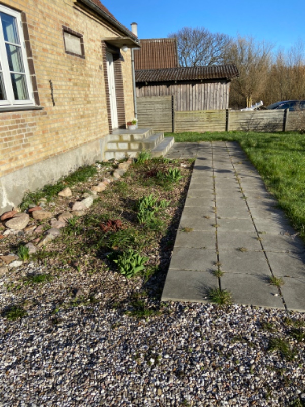 Græsslåning, fjerne ukrudt på terrassen, indkørsel samt gangfliser