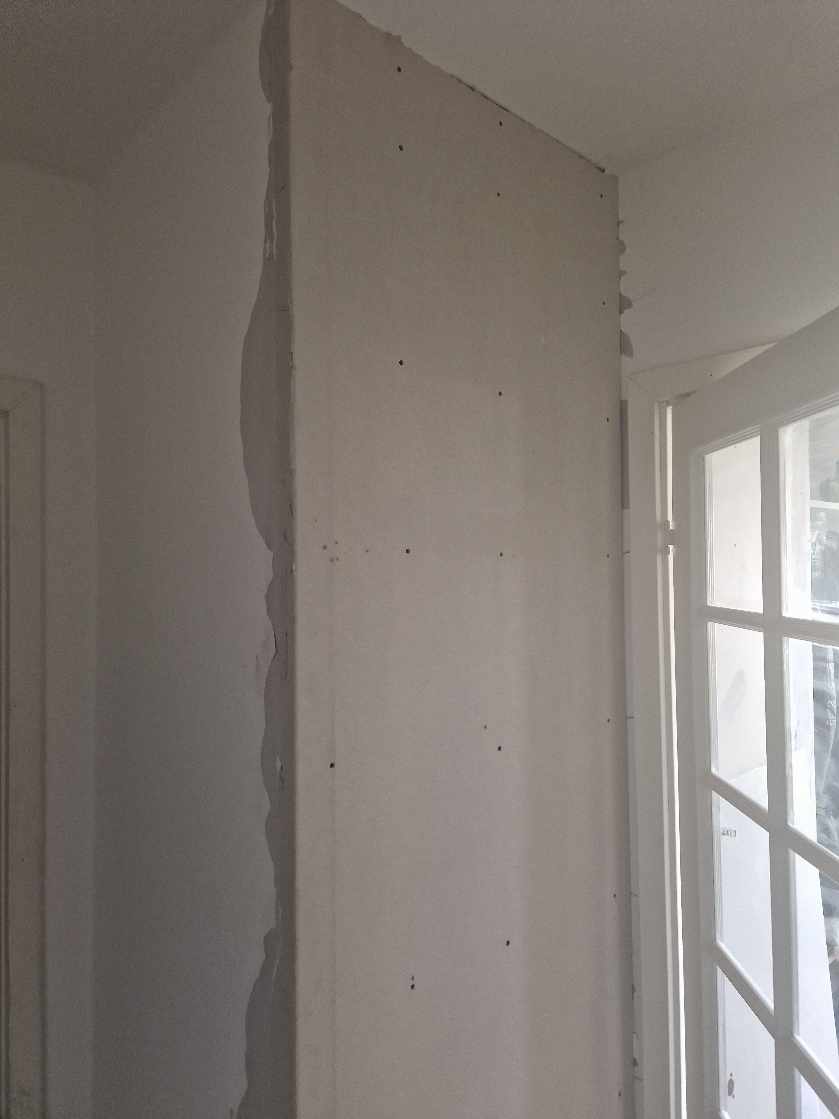 Spartel og maling i lille opgang