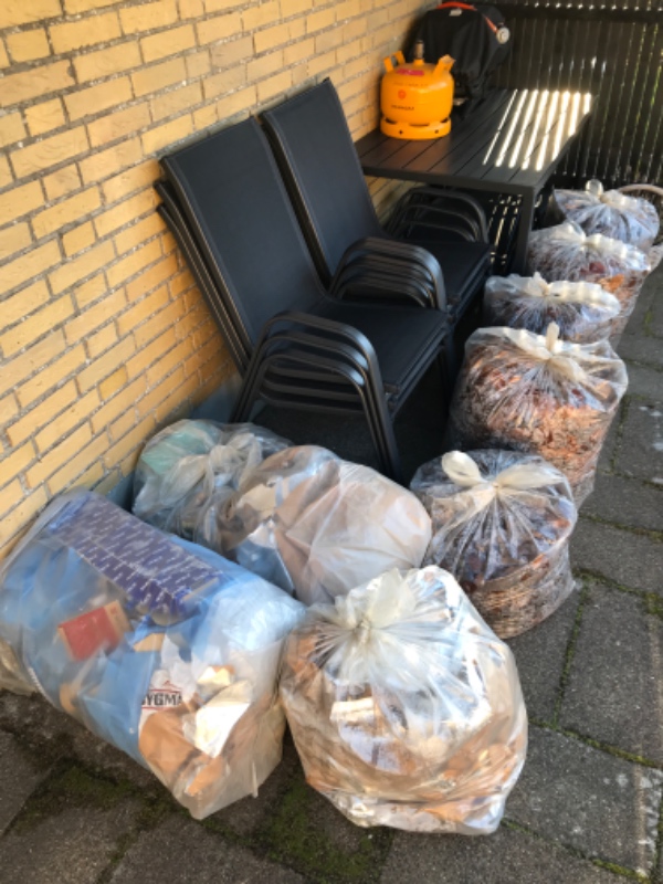 Afhentning af byggeaffald fra nedtagning af lofter (gipsplader) + løvfald