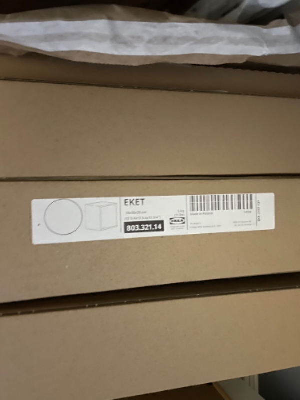 Samlet Ikea bogkasser og hængt op på væg