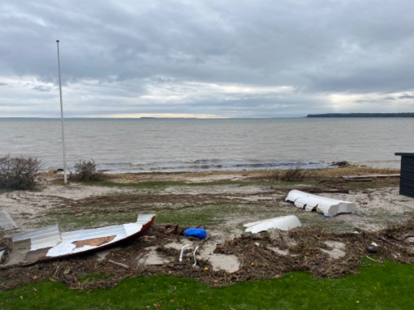 Oprydning i have efter oversvømmelse - tang, sand, ødelagte båd skal væk