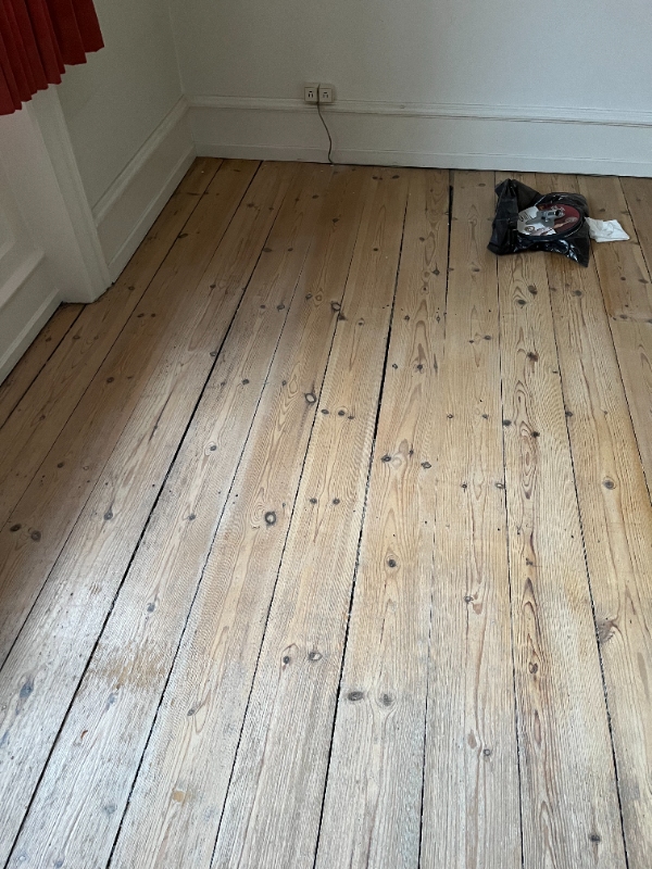 Slibning, færdiggørelse og mindre reparationer af 3 værelser, i alt 60 kvm