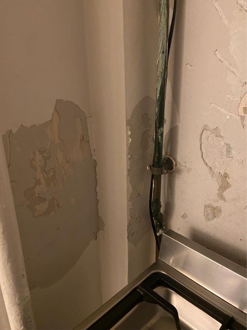 Opsætning af fliser bag komfur