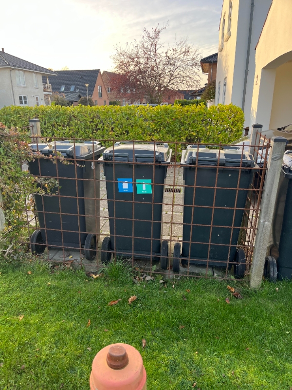 Udendørs skraldestativ til 4 spande og opsætning af ca 6 m. hegn