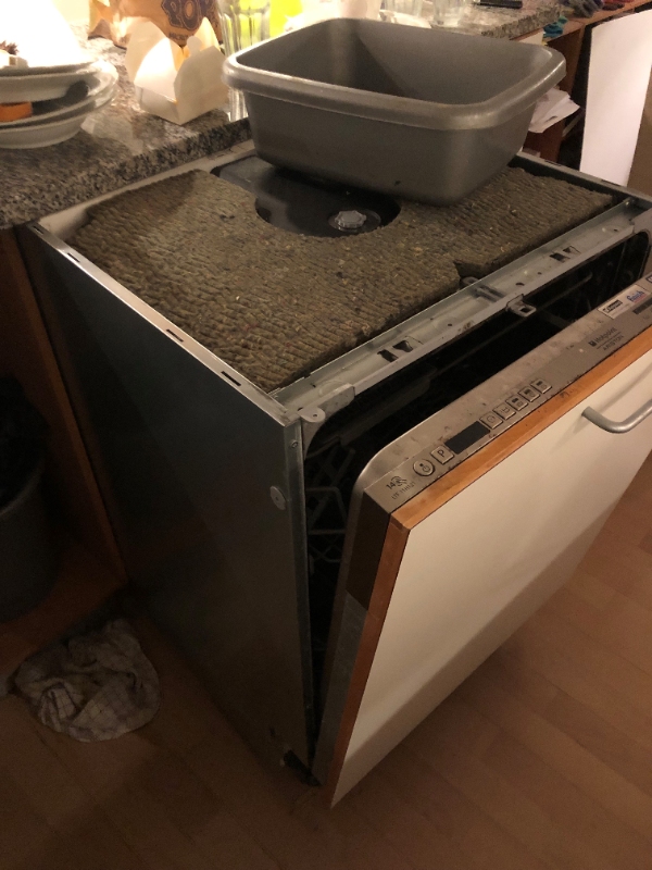 nedtagning af opvaskemaskine, afpropning, skruet forlågen af og sat op på køkkenet, bortskaffelse