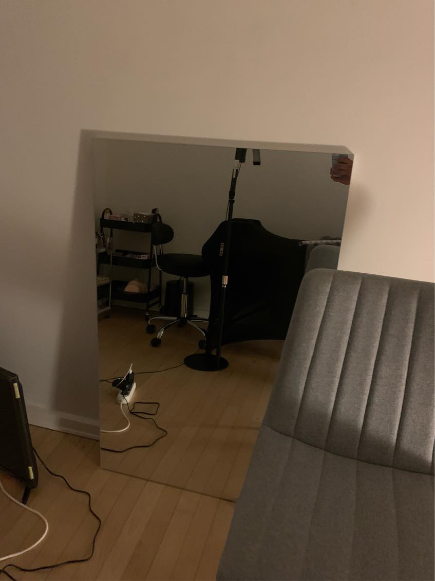 Ophæng af Spejl, tv og gardin. Samling af konsolbord. 