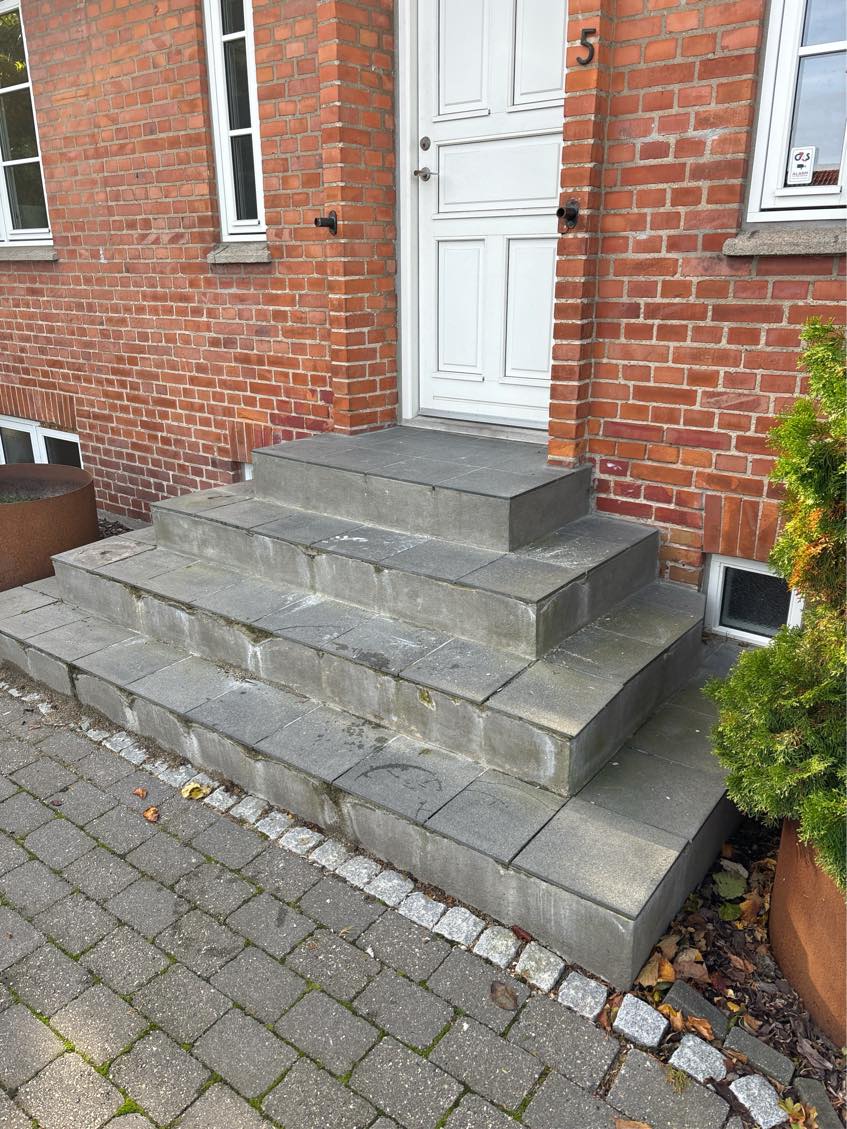 Reparation af muret trappe til hus