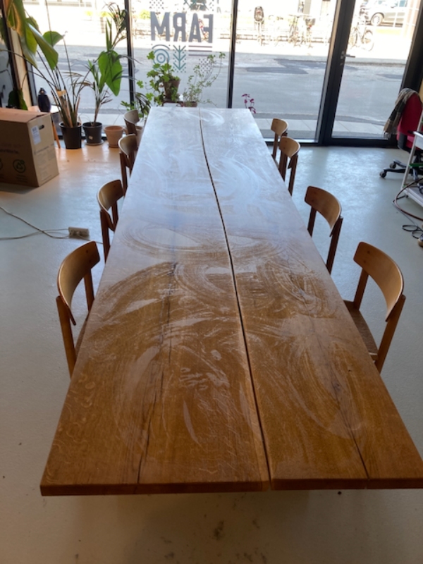 Flytning af langt og tungt bord