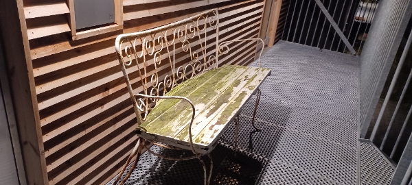 Havebænk i jern med træplade