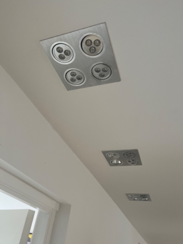 Reparation af 37 kvadratiske huller i gipslofter i vores hjem. Hullerne er ca. 16*16 cm.