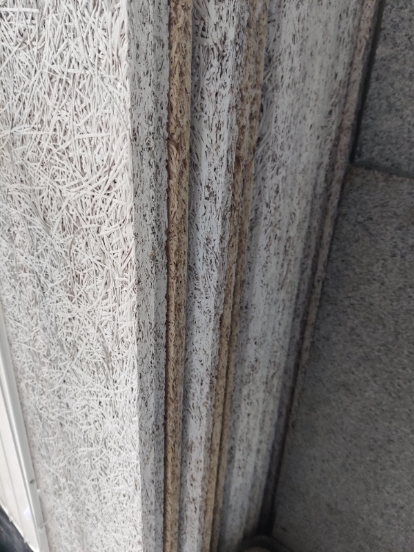 Opsætning af loftplader af træbeton i et vinkel køkken ca. 25 m2