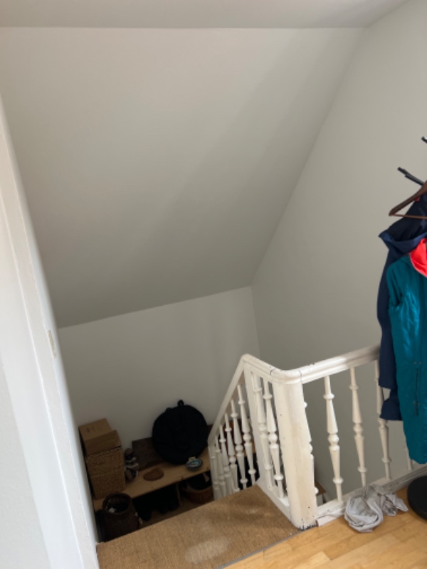 Montering af egnet gardinstang i trappeopgang . Har selv gardinerne